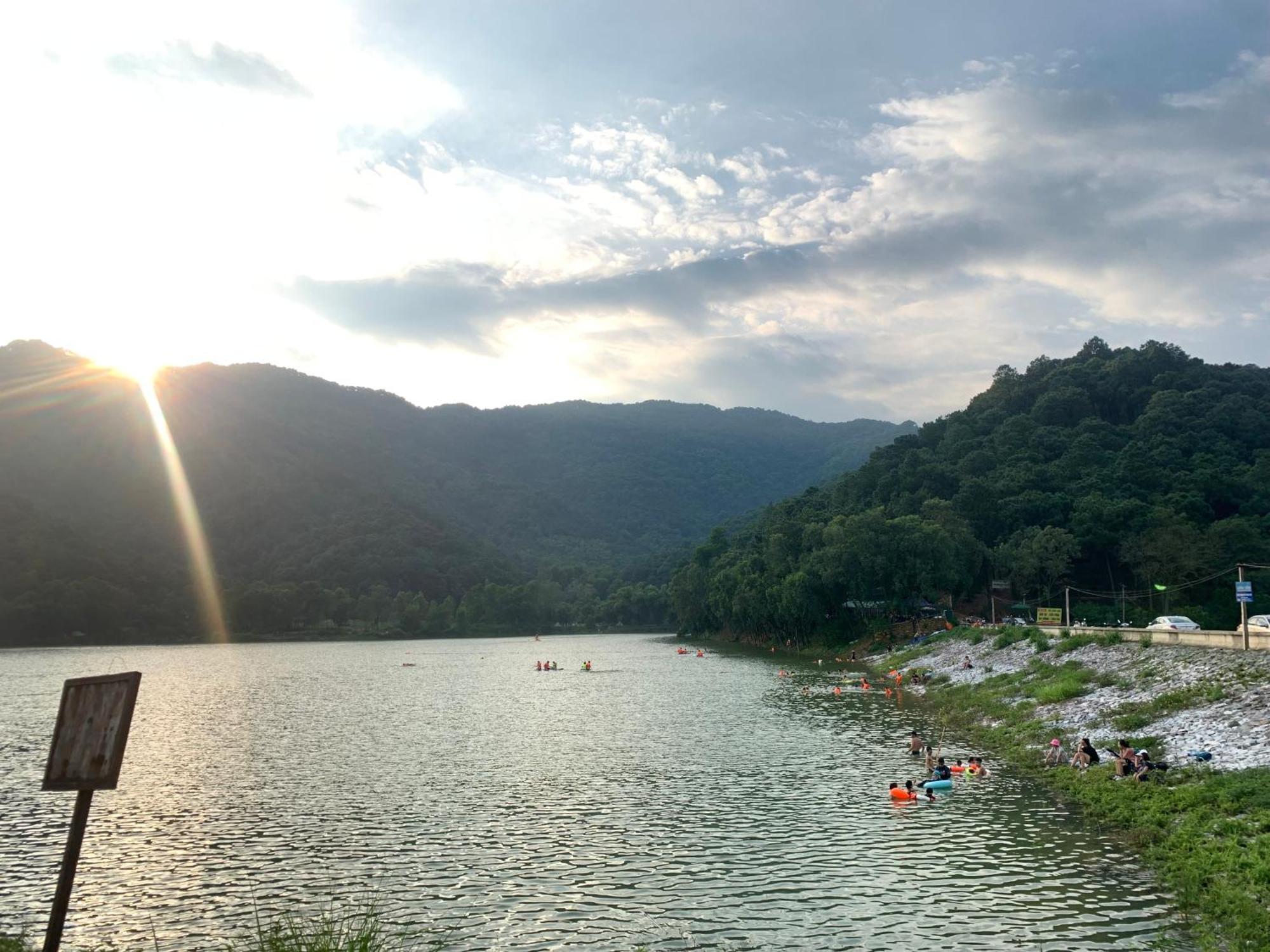 Chu Thien Homestay And Camping Hanoi Exteriör bild
